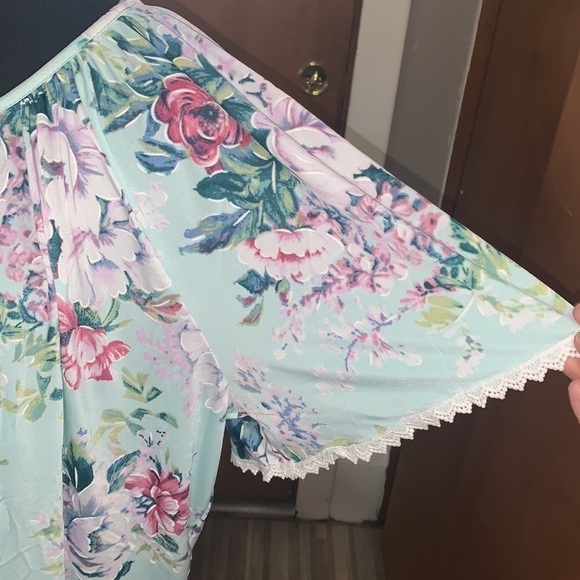 Spring Mint green floral blouse with crochet! - Picture 3 of 4